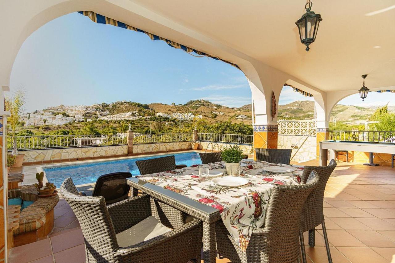 Villa Triana Нерха Екстериор снимка